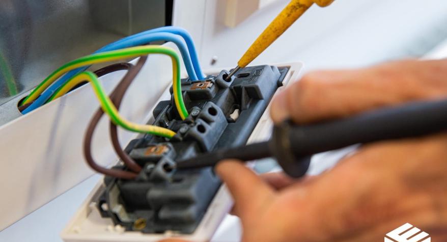 Electrical fault at commercial premises in Bristol - when to call an emergency electrician? 